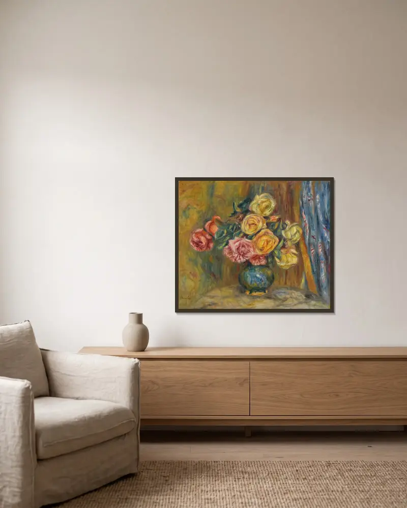 Les Roses Au Rideau Bleu av Pierre-Auguste Renoir inramad på en vägg