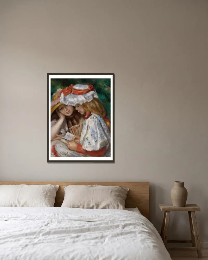 Zwei lesende Mädchen von Pierre-Auguste Renoir gerahmt an einer Wand