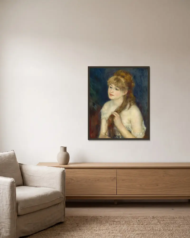 Ung kvinna som flätar sitt hår av Pierre-Auguste Renoir inramad på en vägg