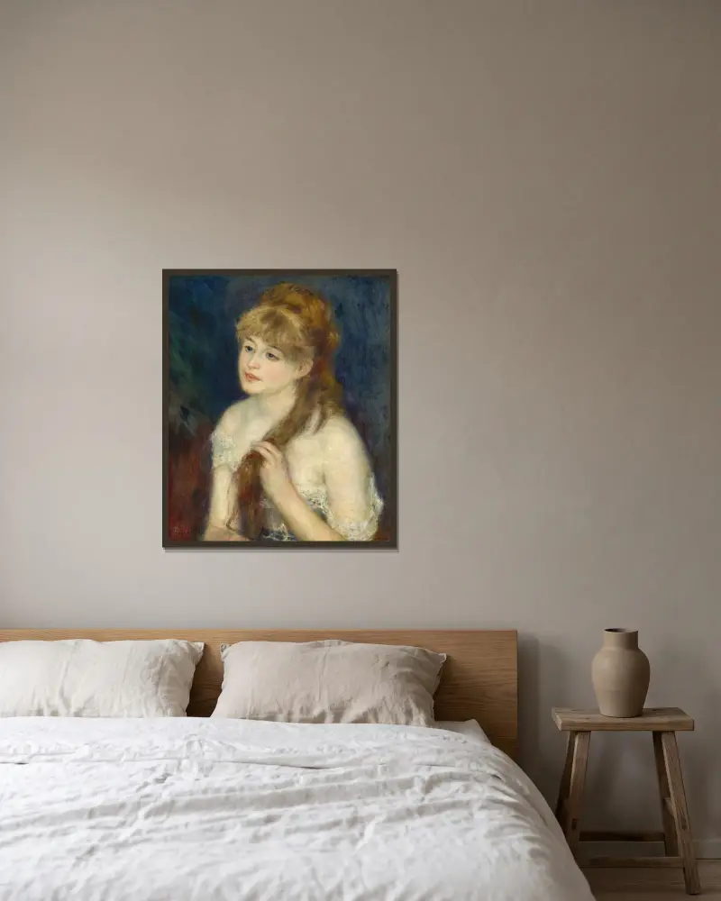 Ung kvinna som flätar sitt hår av Pierre-Auguste Renoir inramad på en vägg