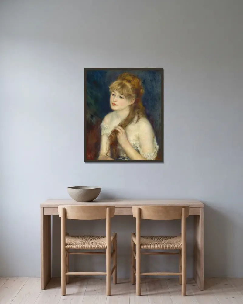 Ung kvinna som flätar sitt hår av Pierre-Auguste Renoir inramad på en vägg