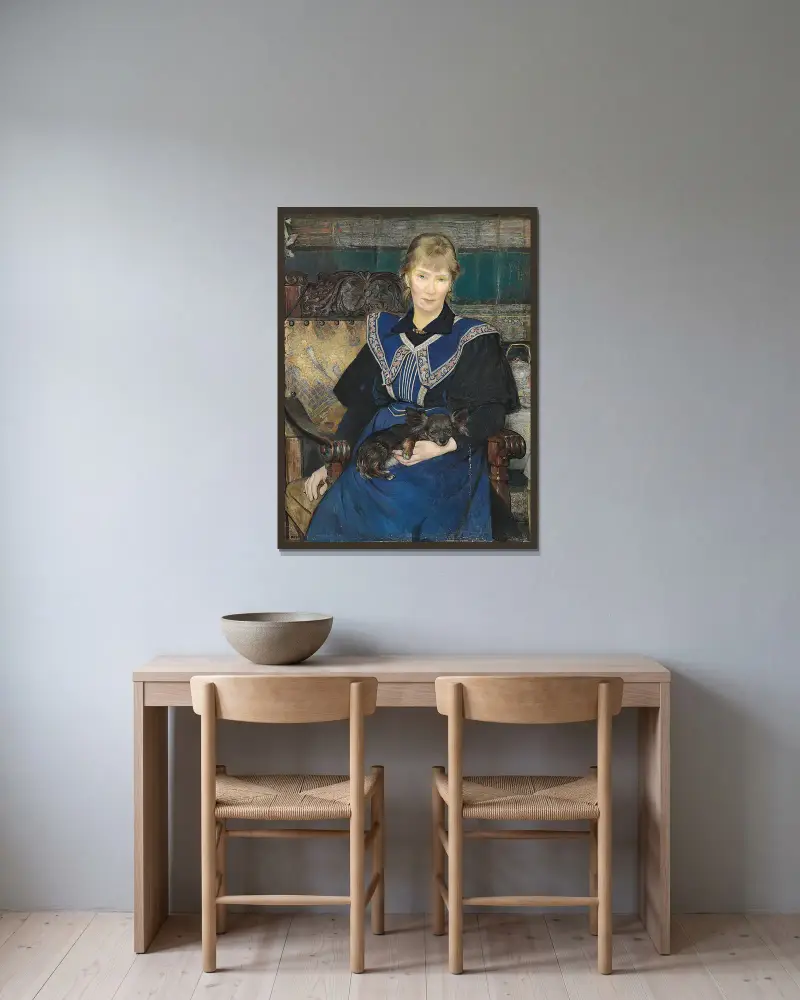 Kvinde i blå kjole med en lille hund i skødet av Bertha Wegmann inramad på en vägg