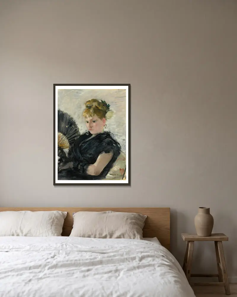 Femme À L’éventail av Berthe Morisot inramad på en vägg