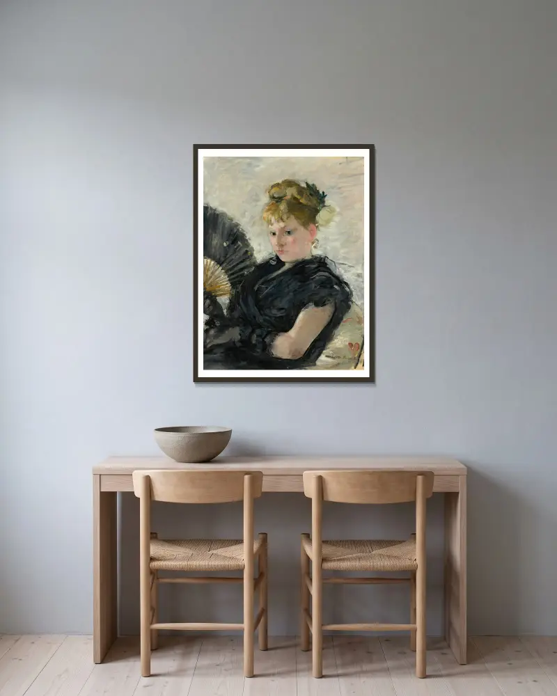 Femme À L’éventail av Berthe Morisot inramad på en vägg