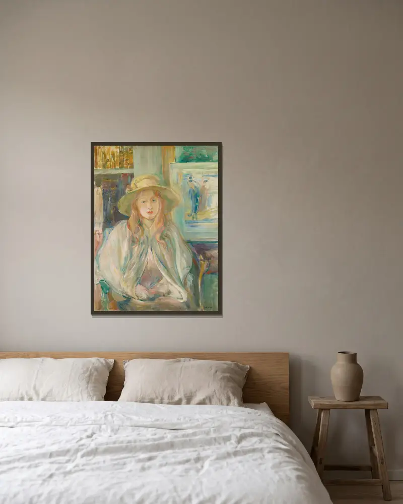 Fillette Au Chapeau De Paille av Berthe Morisot inramad på en vägg