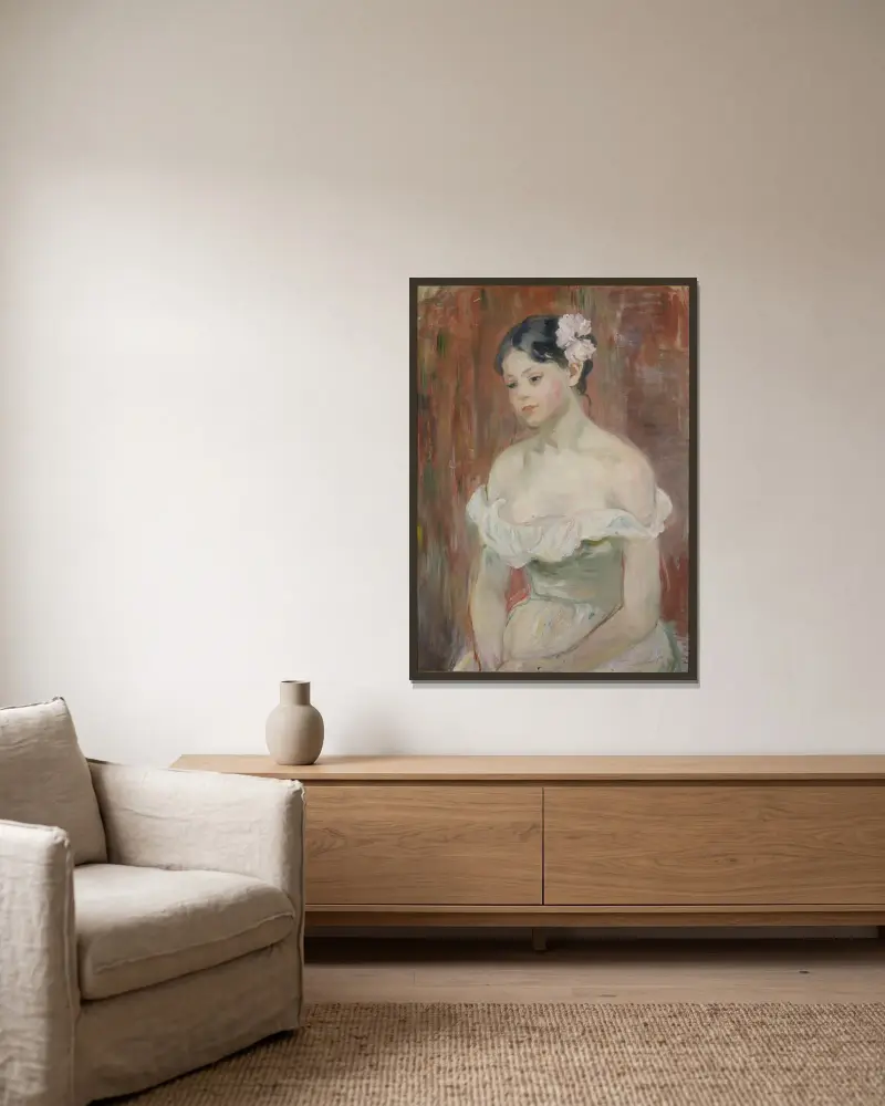 Ung flicka med dekolletage, blomma i håret av Berthe Morisot inramad på en vägg