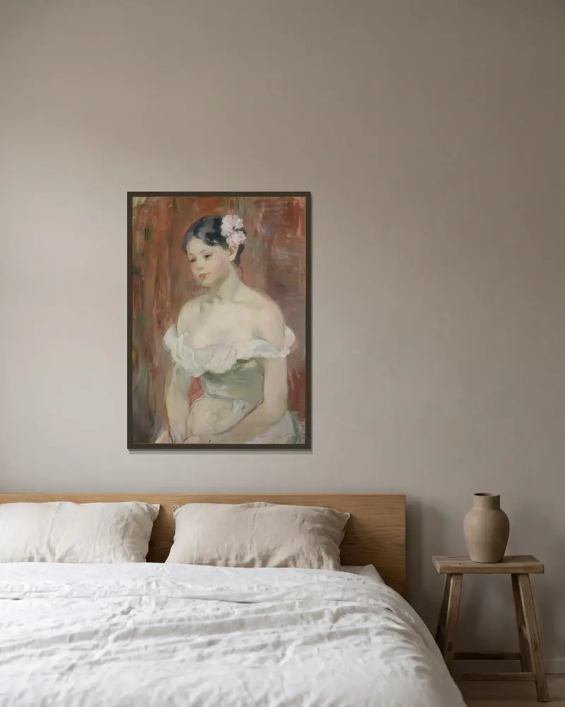 Ung flicka med dekolletage, blomma i håret av Berthe Morisot inramad på en vägg