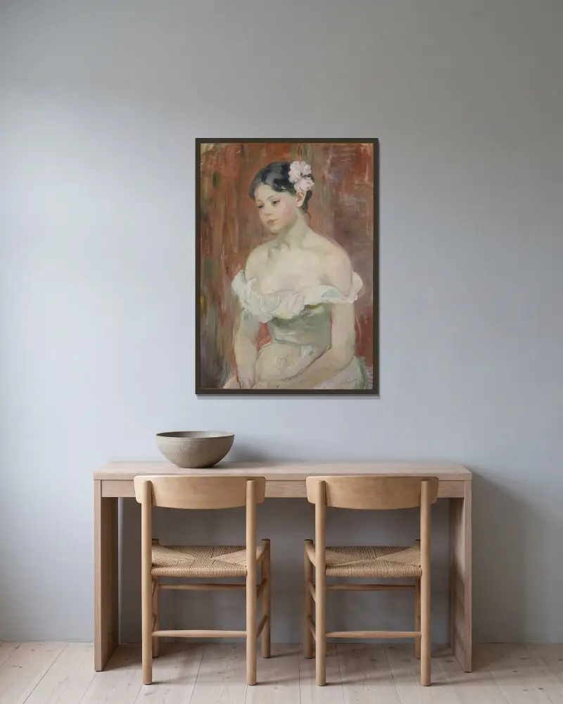 Ung flicka med dekolletage, blomma i håret av Berthe Morisot inramad på en vägg