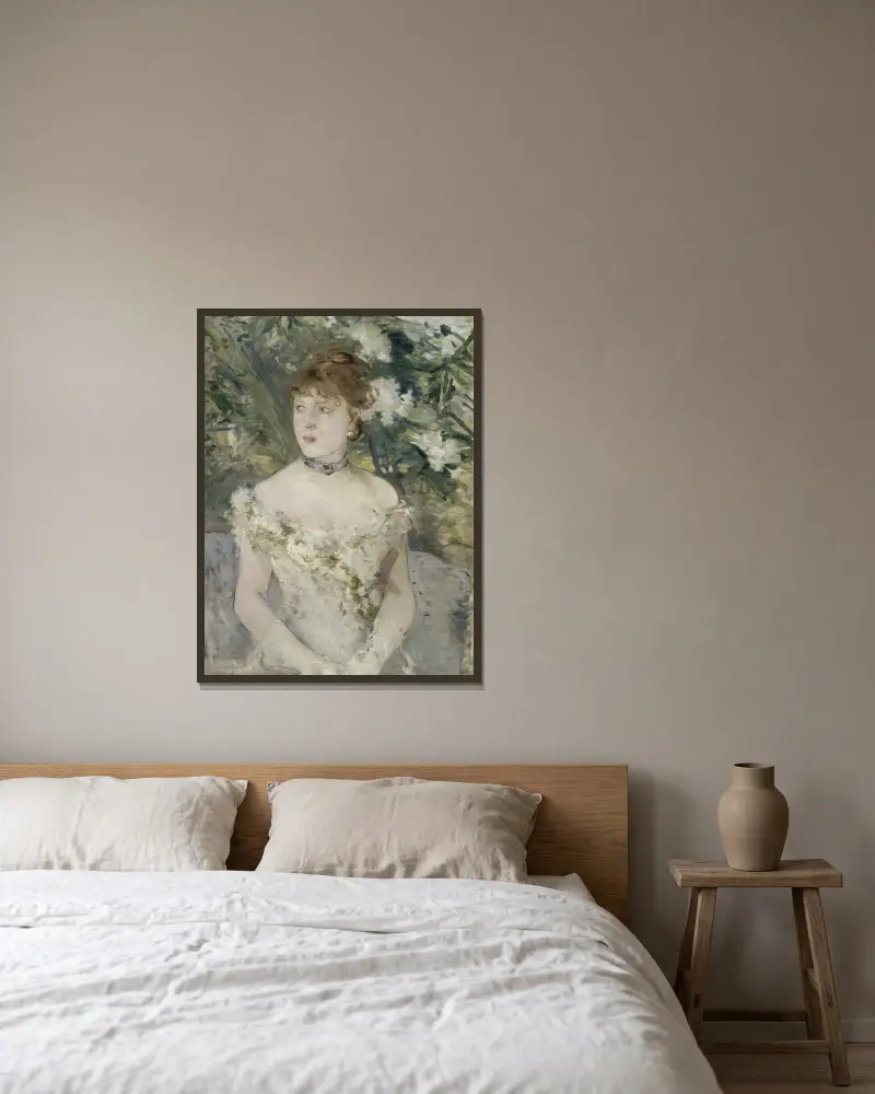 Young Girl in a Ball Gown av Berthe Morisot inramad på en vägg