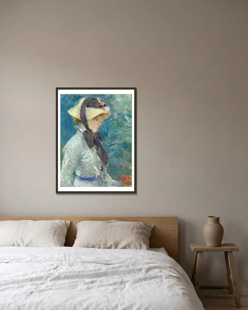 Ung kvinna med halmhatt av Berthe Morisot inramad på en vägg