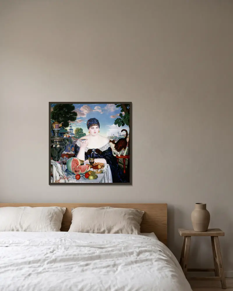 Kaufmannsfrau am Teetisch von Boris Kustodiev gerahmt an einer Wand