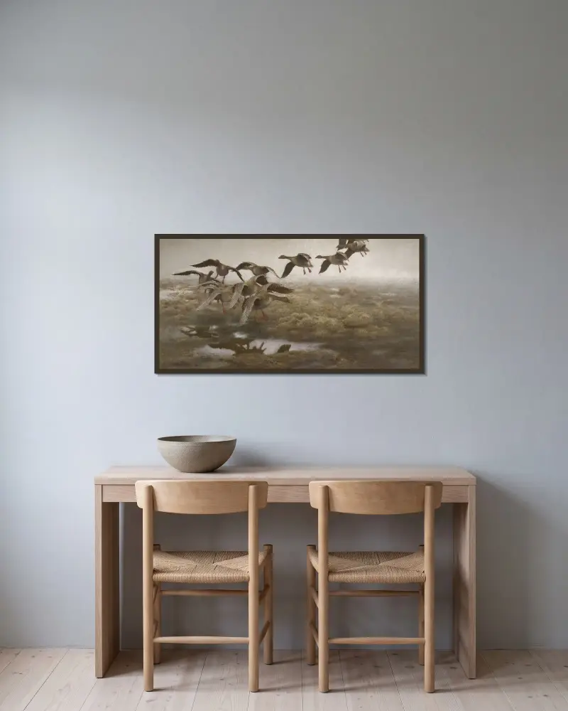Wildgänse fallen ein von Bruno Liljefors gerahmt an einer Wand