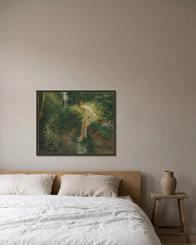 Badande i skogen av Camille Pissarro inramad på en vägg