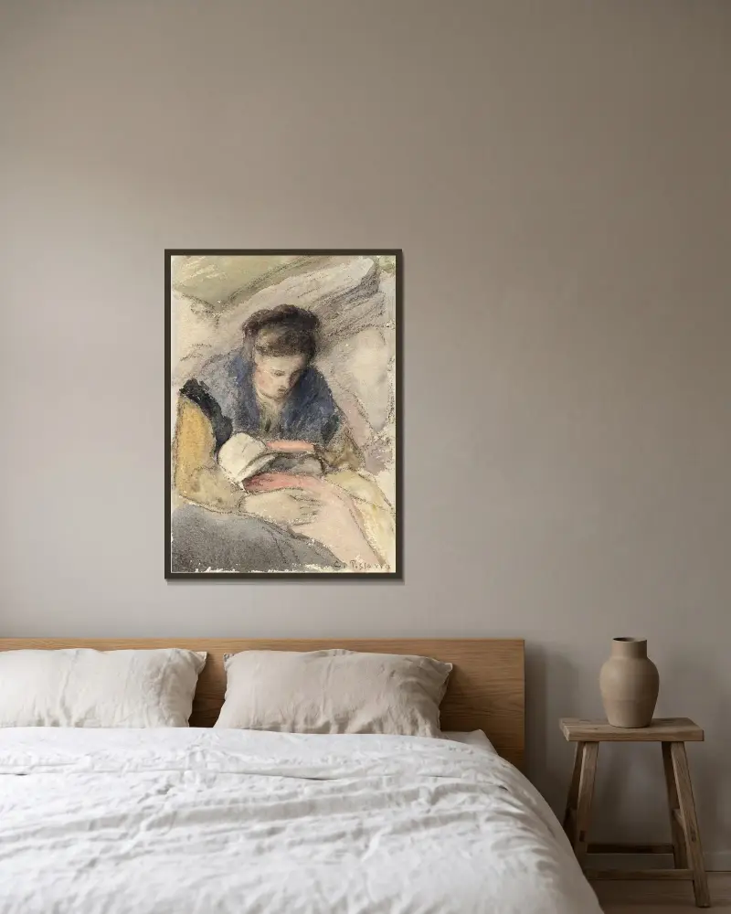Jeune femme cousant av Camille Pissarro inramad på en vägg
