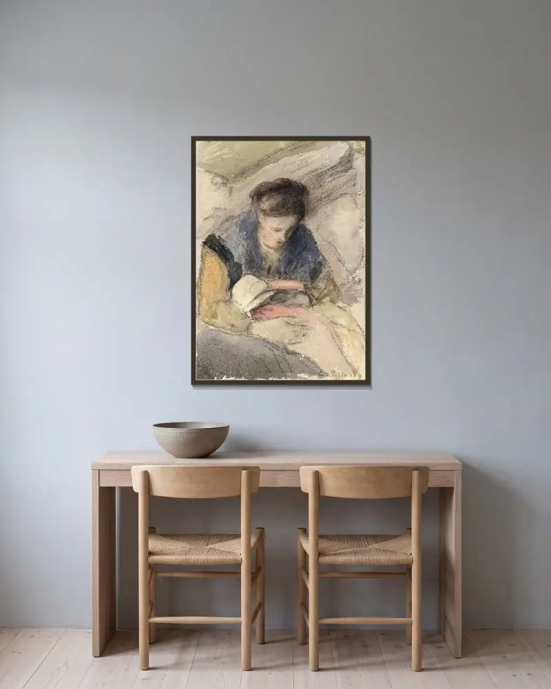 Jeune femme cousant av Camille Pissarro inramad på en vägg