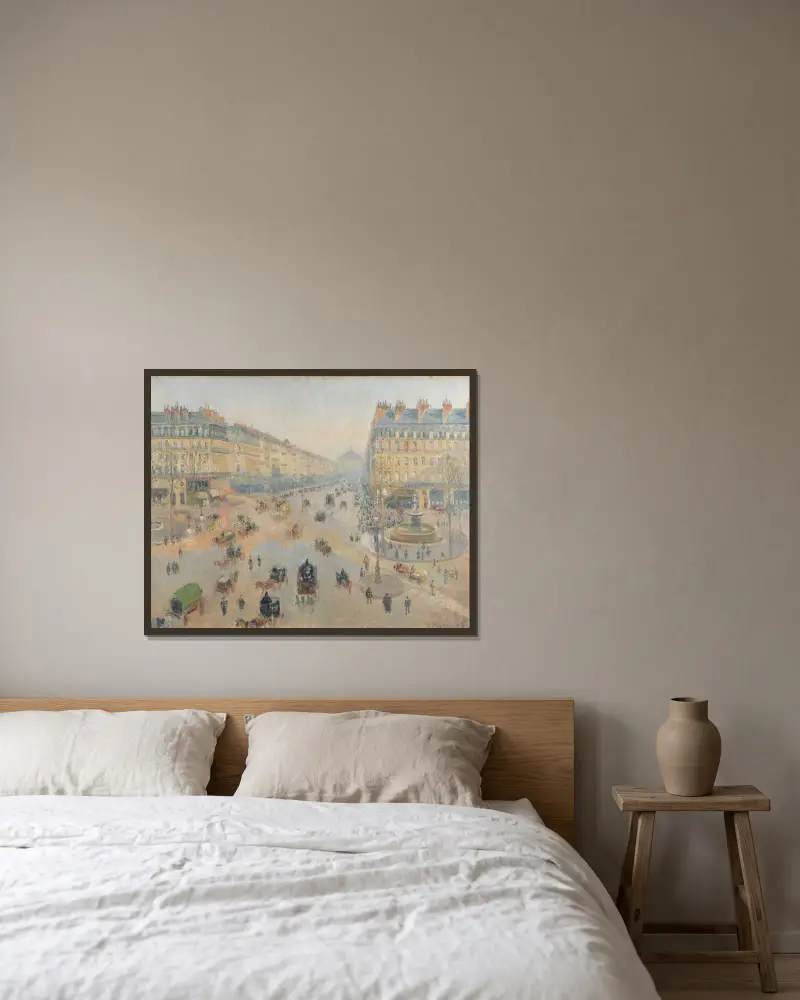 L’Avenue de l’Opéra av Camille Pissarro inramad på en vägg