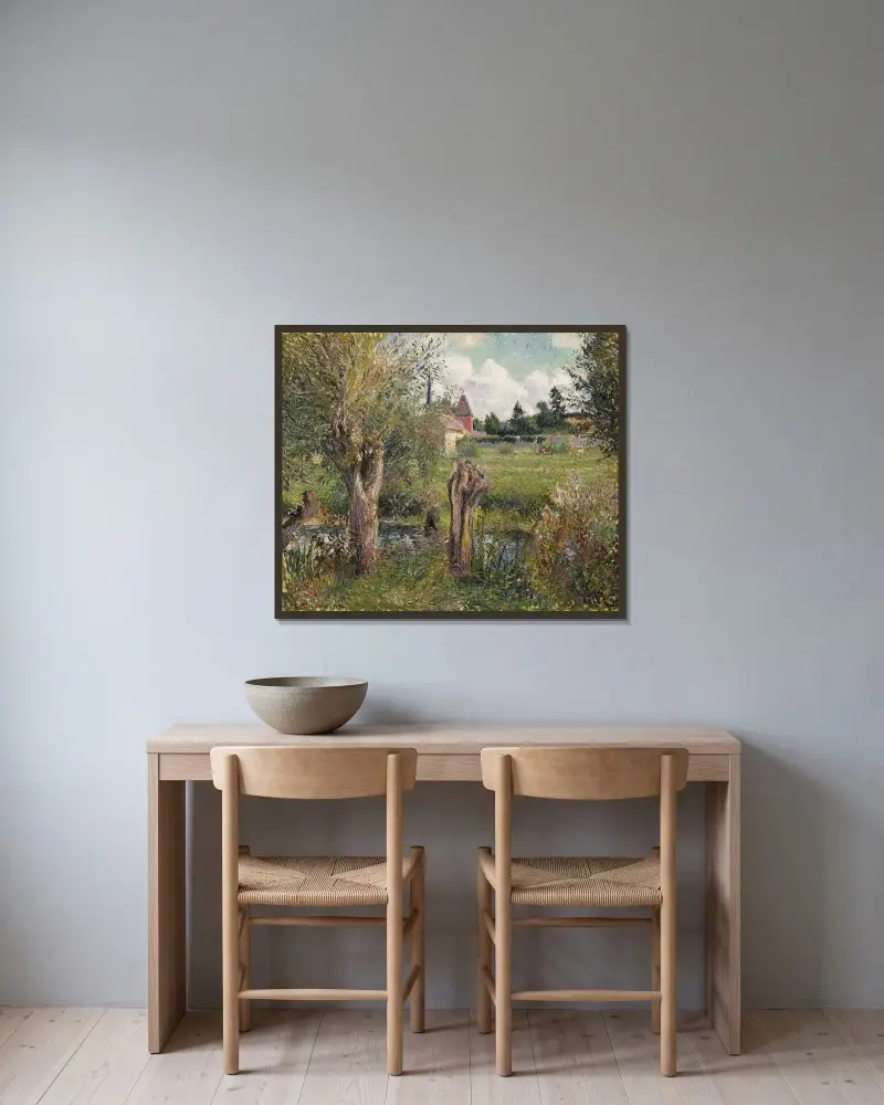 Les Bords de l’Epte à Éragny av Camille Pissarro inramad på en vägg