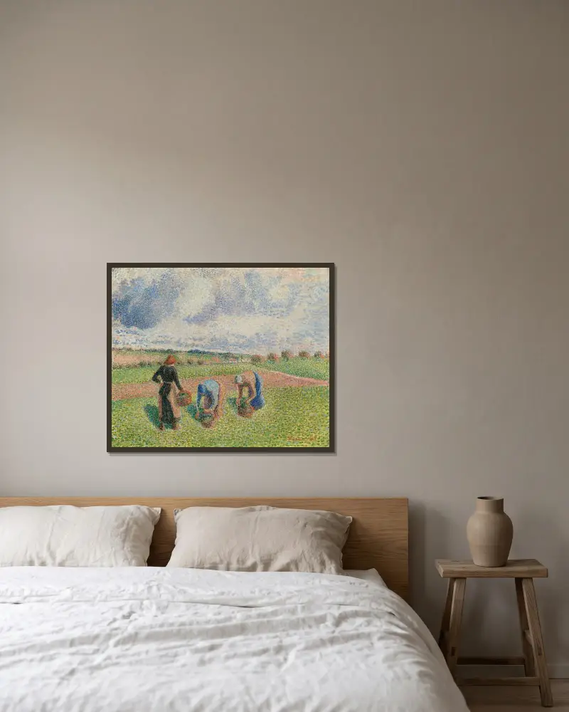 Paysannes Ramassant Des Herbes, Éragny av Camille Pissarro inramad på en vägg