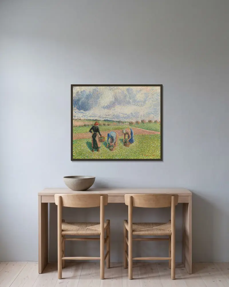 Paysannes Ramassant Des Herbes, Éragny av Camille Pissarro inramad på en vägg