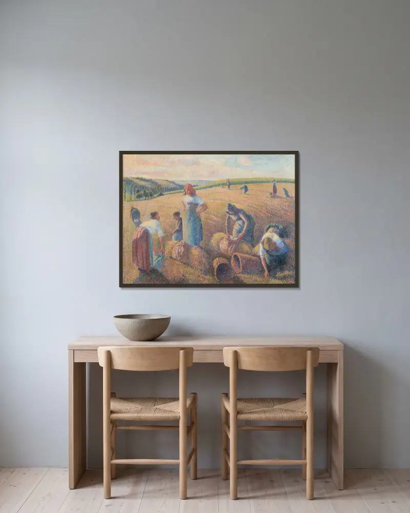 Die Ährenleserinnen von Camille Pissarro gerahmt an einer Wand