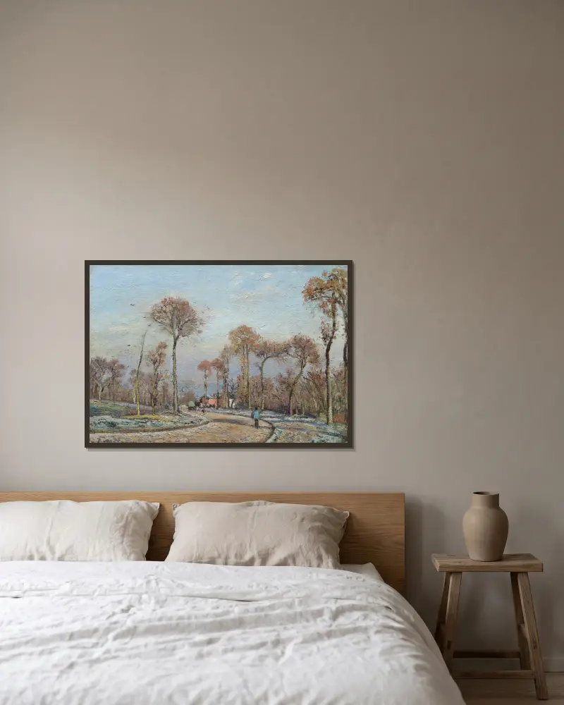 Vägen till Versailles, Louveciennes, morgonfrost av Camille Pissarro inramad på en vägg
