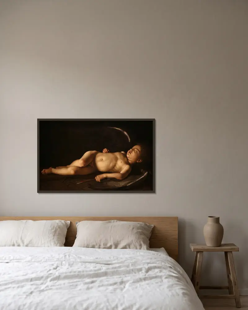 Schlafender Amor von Caravaggio gerahmt an einer Wand