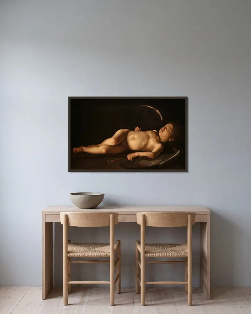 Schlafender Amor von Caravaggio gerahmt an einer Wand