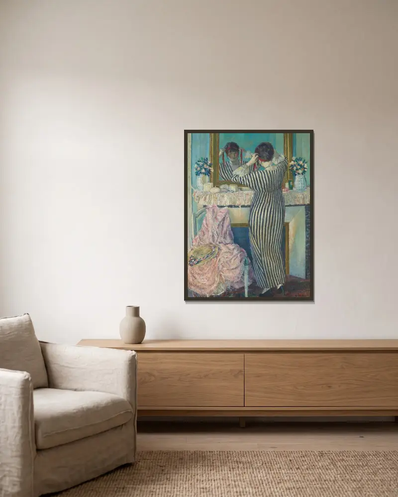 Flicka ordnar sitt hår (Flicka ordnar sin huvudbonad) av Frederick Carl Frieseke inramad på en vägg