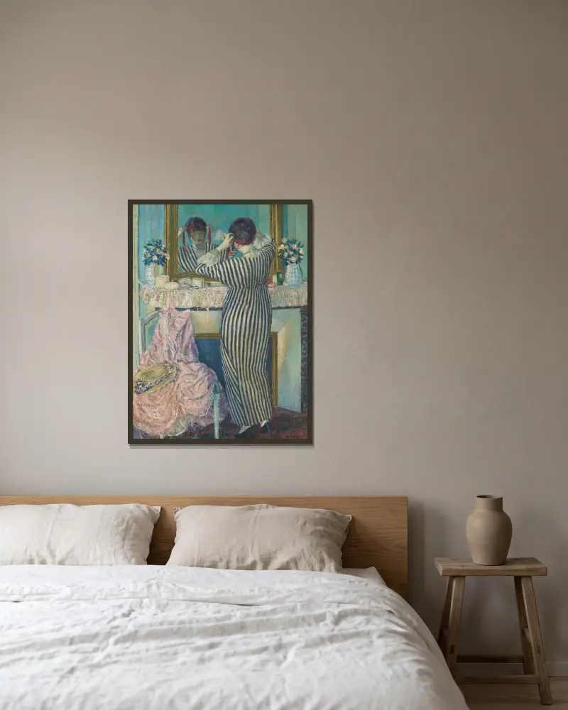 Flicka ordnar sitt hår (Flicka ordnar sin huvudbonad) av Frederick Carl Frieseke inramad på en vägg