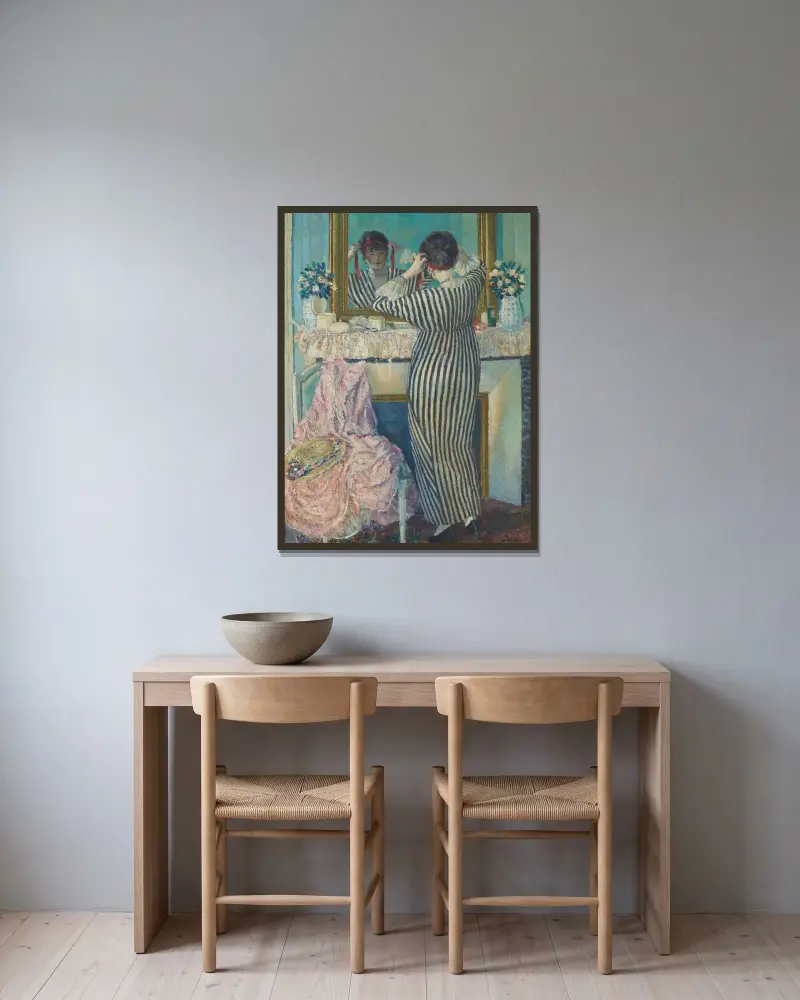 Flicka ordnar sitt hår (Flicka ordnar sin huvudbonad) av Frederick Carl Frieseke inramad på en vägg