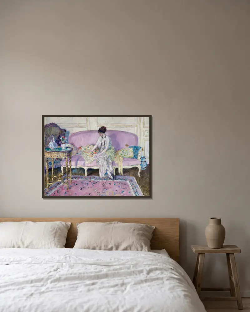 Kvinna sittande på soffa i interiör av Frederick Carl Frieseke inramad på en vägg