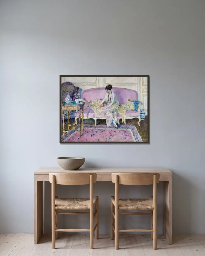 Kvinna sittande på soffa i interiör av Frederick Carl Frieseke inramad på en vägg