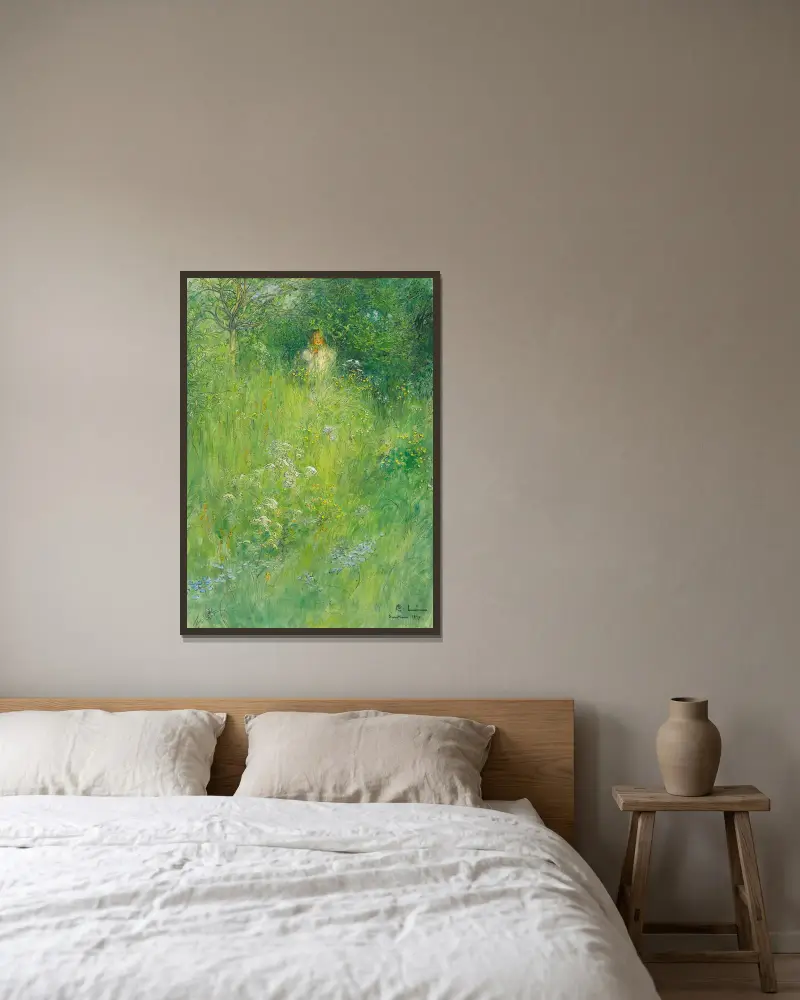 Eine Elfe – Kersti auf der Wiese von Carl Larsson gerahmt an einer Wand