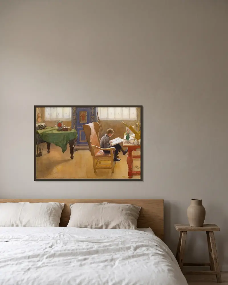 Esbjörn am Schreibtisch von Carl Larsson gerahmt an einer Wand