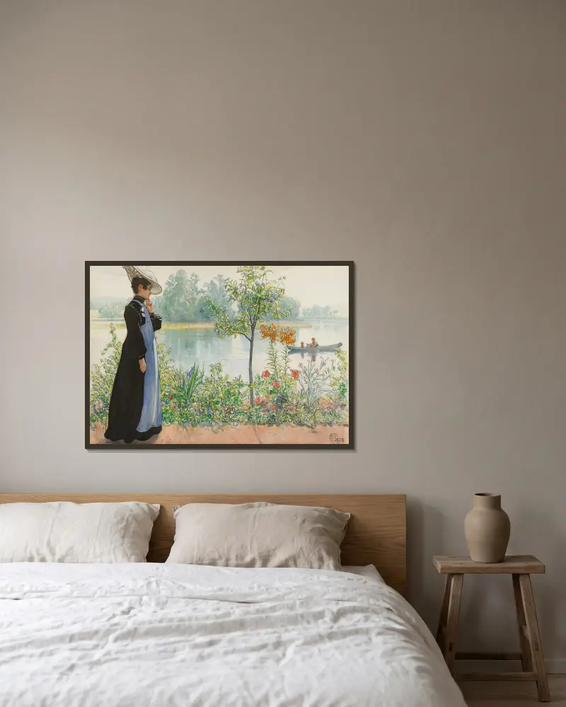 Karin am Strand von Carl Larsson gerahmt an einer Wand