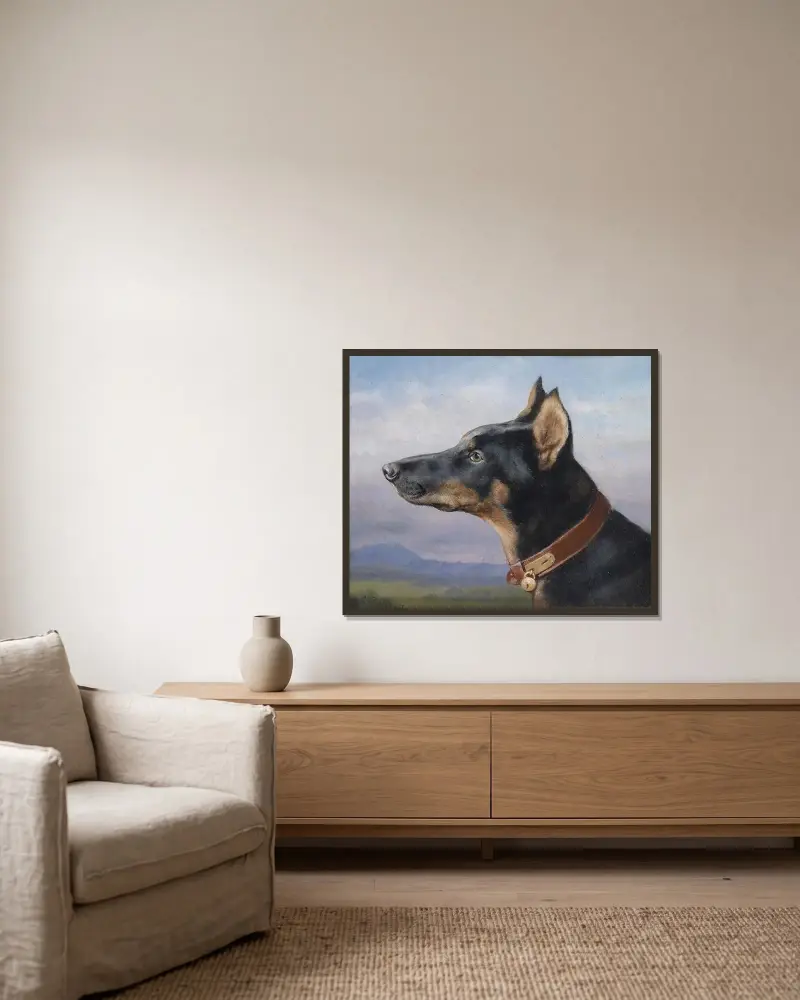 Porträtt av en dobermann av Carl Reichert inramad på en vägg