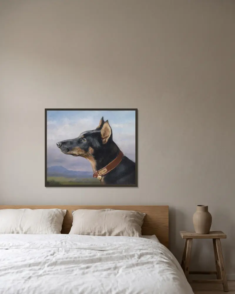 Porträtt av en dobermann av Carl Reichert inramad på en vägg