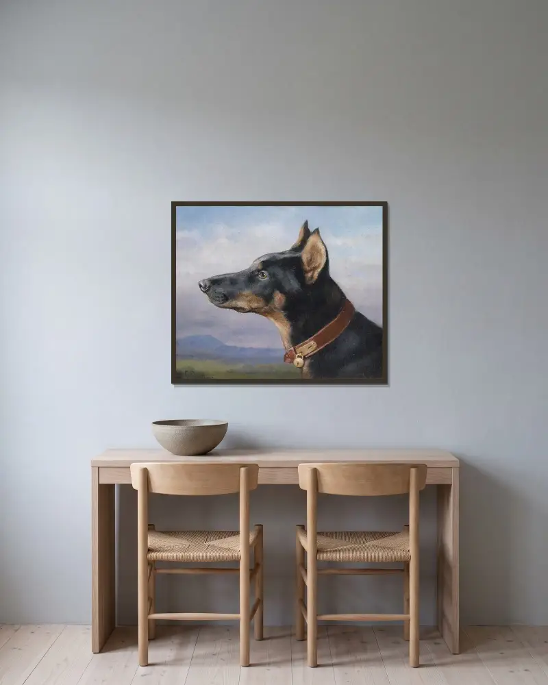 Porträtt av en dobermann av Carl Reichert inramad på en vägg
