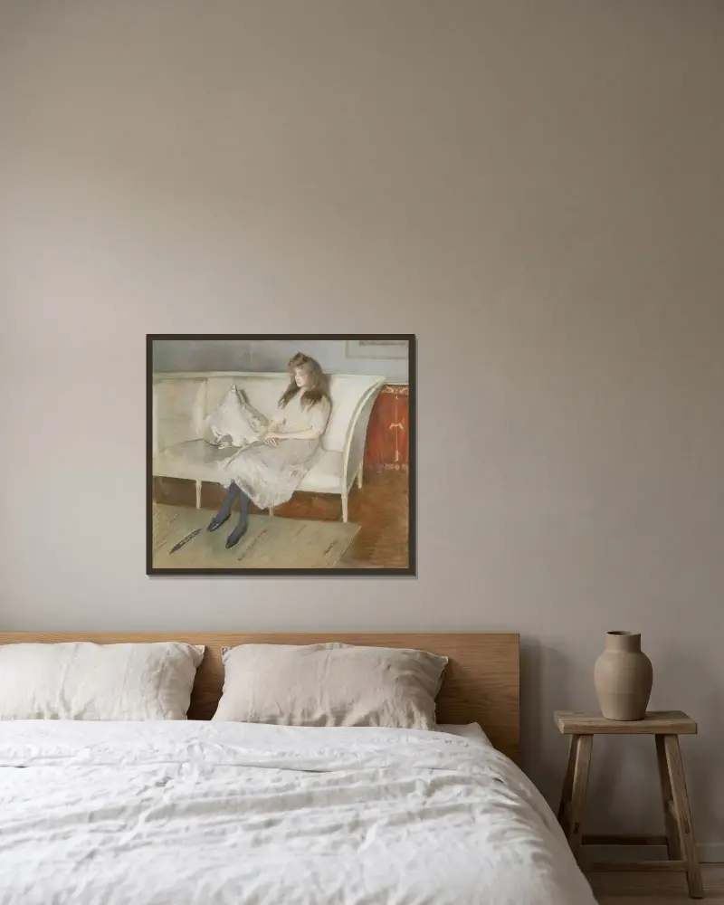 Ung flicka sittande i soffa, kallad ’Symfoni i vitt, Mademoiselle Paulmier’ av Paul César Helleu inramad på en vägg