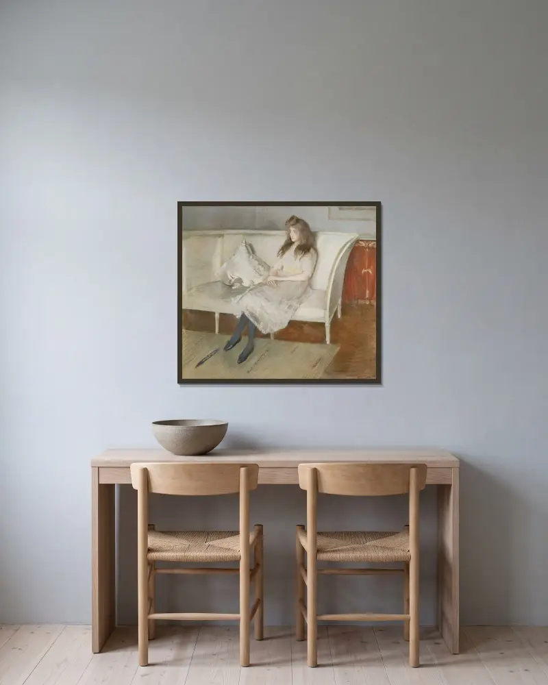 Ung flicka sittande i soffa, kallad ’Symfoni i vitt, Mademoiselle Paulmier’ av Paul César Helleu inramad på en vägg