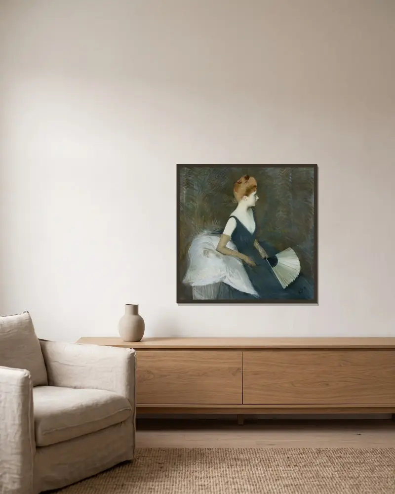 Madame Marthe Letellier sittande i soffa med solfjäder av Paul César Helleu inramad på en vägg
