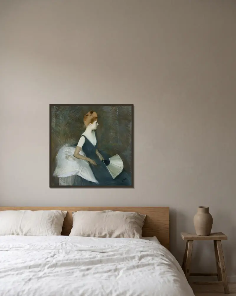 Madame Marthe Letellier sittande i soffa med solfjäder av Paul César Helleu inramad på en vägg