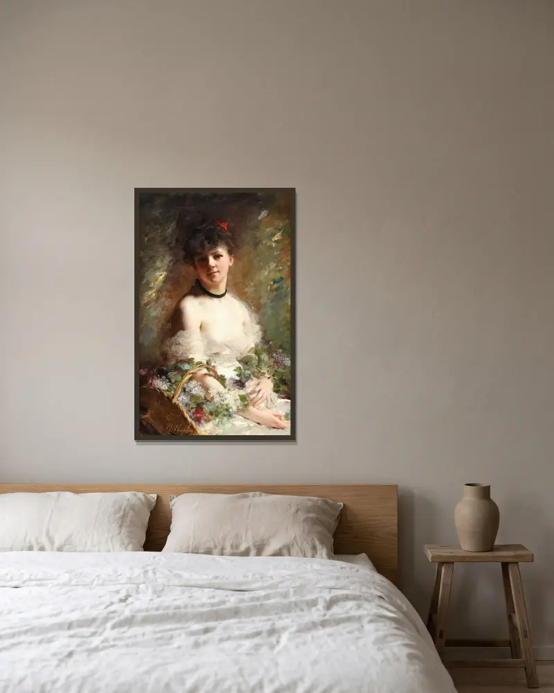 Ung kvinna med blomkorg av Charles Chaplin inramad på en vägg