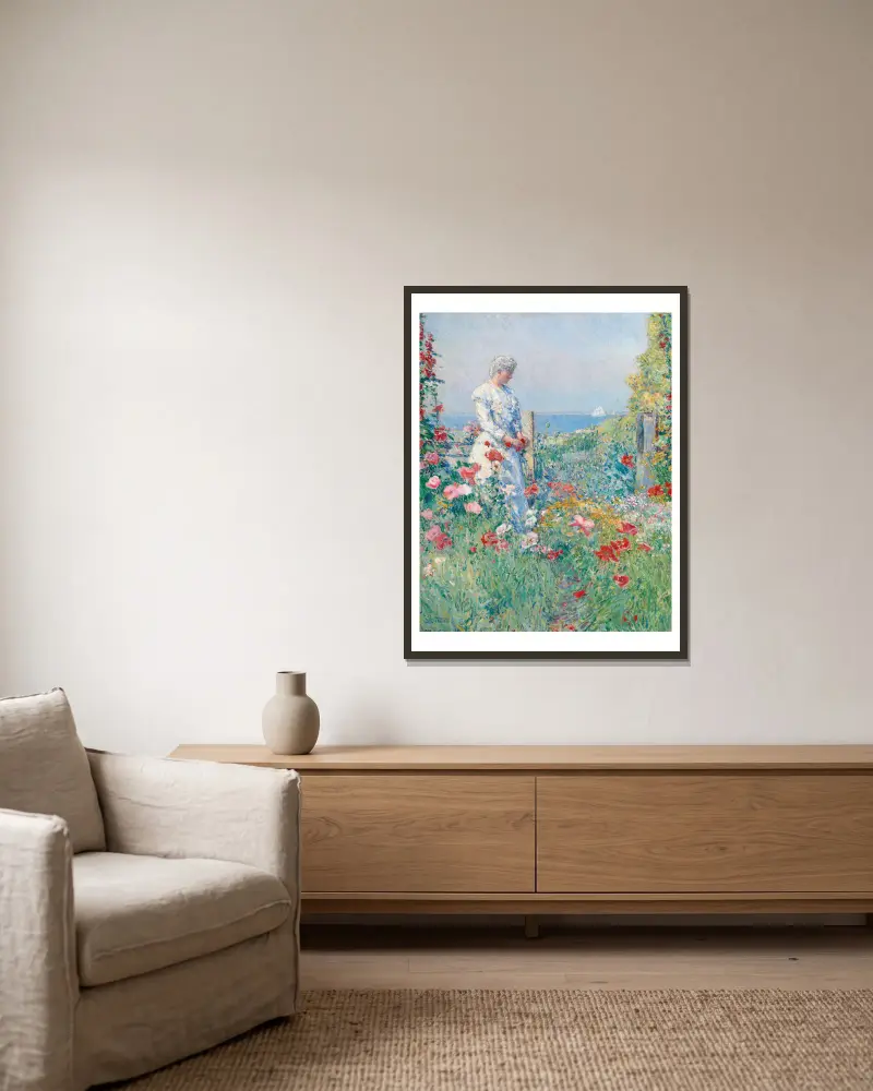 Im Garten (Celia Thaxter in ihrem Garten) von Childe Hassam gerahmt an einer Wand