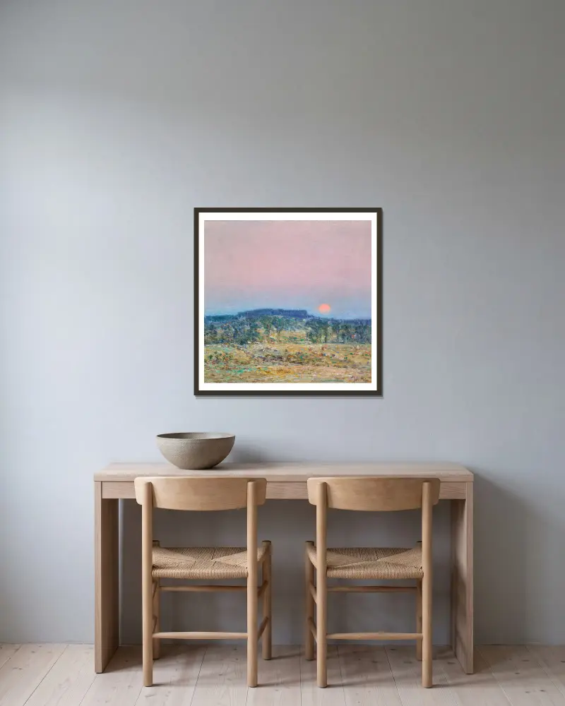Septembermondaufgang von Childe Hassam gerahmt an einer Wand