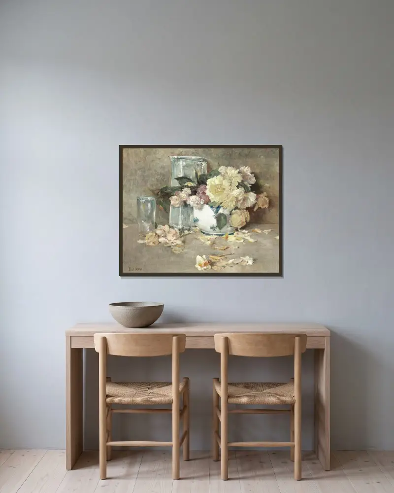 Stilleben med rosor, glaskanna och skål av Childe Hassam inramad på en vägg