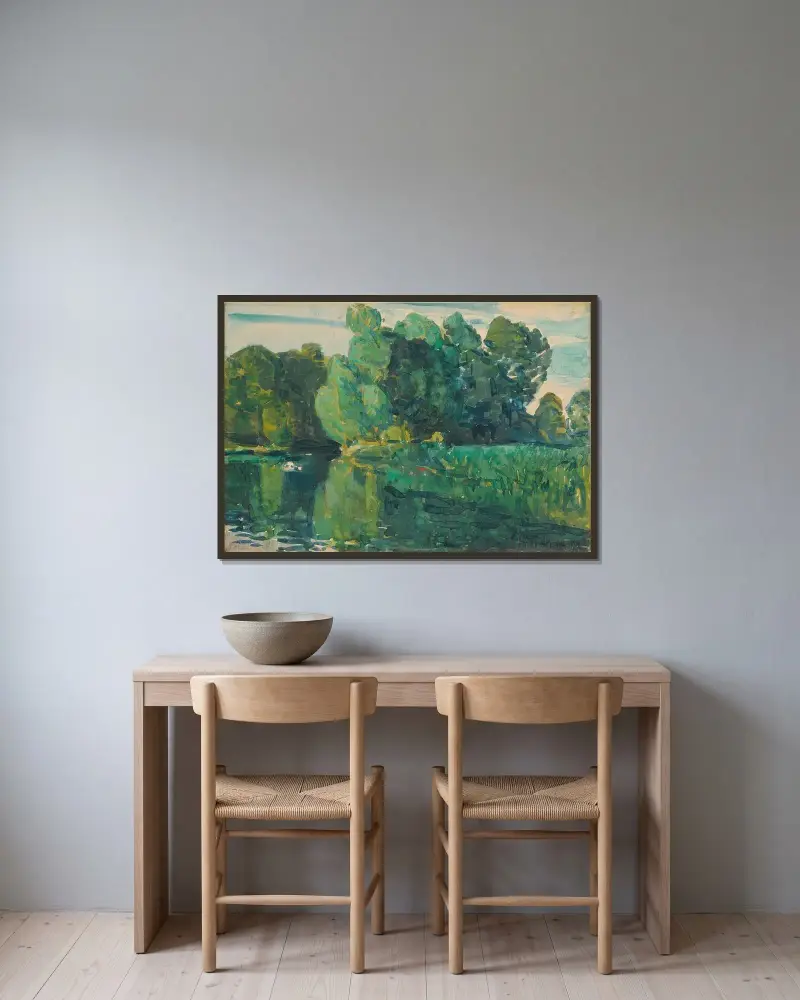 Träd vid en sjö av Childe Hassam inramad på en vägg