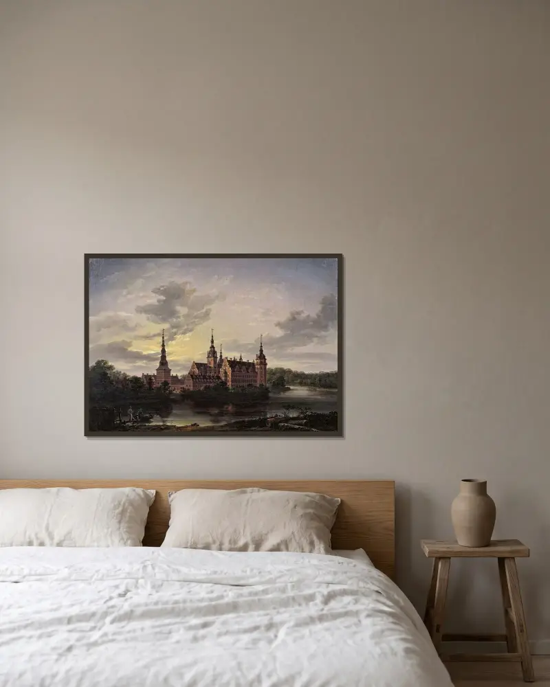 Frederiksborgs slott i månsken av Johan Christian Dahl inramad på en vägg