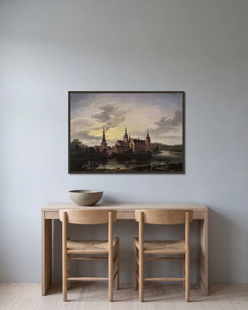 Frederiksborgs slott i månsken av Johan Christian Dahl inramad på en vägg