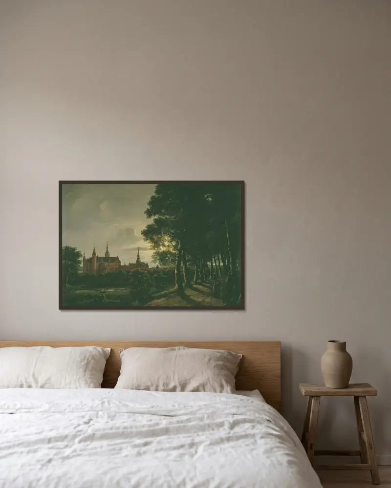 Frederiksborgs slott i månsken av Johan Christian Dahl inramad på en vägg